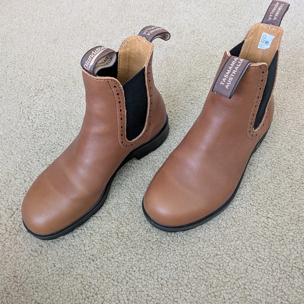 Blundstone Chelsea Boots in Camel size 7 EUC